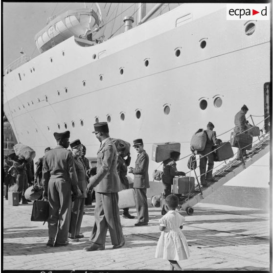 Algérie. Rapatriement d'africains en Afrique subsaharienne. Embarquement à bord du paquebot "Général Mangin".