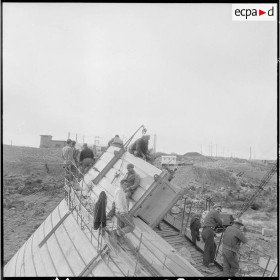 Construction du barrage du Mefrouch. Assemblage de ces éléments.