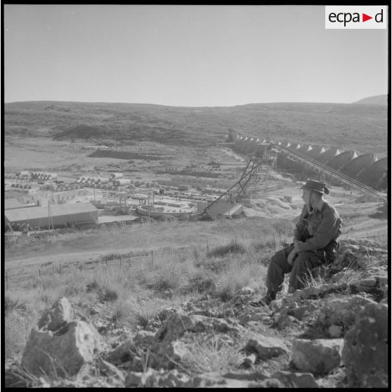 Construction du barrage du Mefrouch. La sécurité du chantier est assurée par une compagnie du 6e régiment d'infanterie (RI).