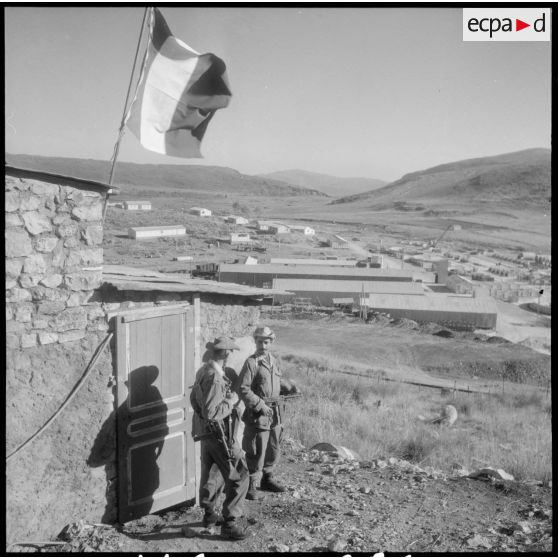 Construction du barrage du Mefrouch. La sécurité du chantier est assurée par une compagnie du 6e régiment d'infanterie (RI).