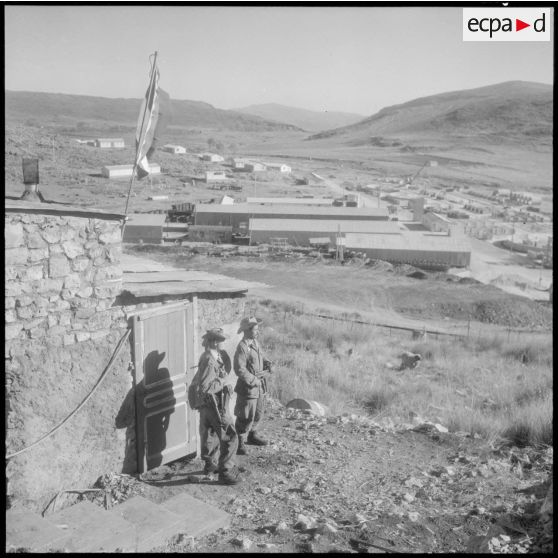 Construction du barrage du Mefrouch. La sécurité du chantier est assurée par une compagnie du 6e régiment d'infanterie (RI).