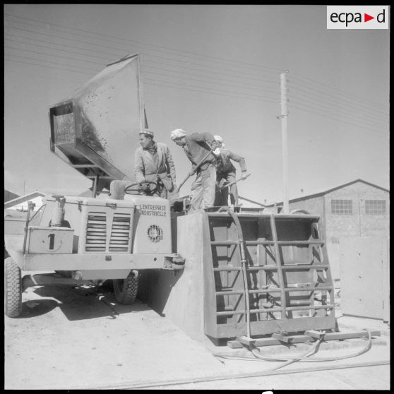 Construction du barrage du Mefrouch. Coulage du béton dans les coffres.