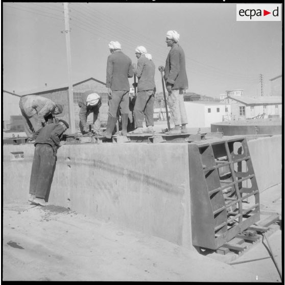 Construction du barrage du Mefrouch. Coulage du béton dans les coffres.