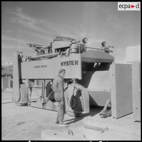 Construction du barrage du Mefrouch. L'Hyster : pont roulant ambulant, servant au transport des divers éléments de construction du barrage.