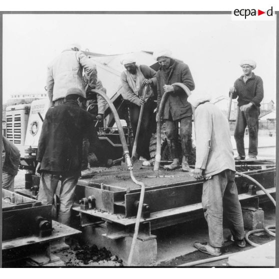 Construction du barrage du Mefrouch. Vibrage par ultrason du béton.