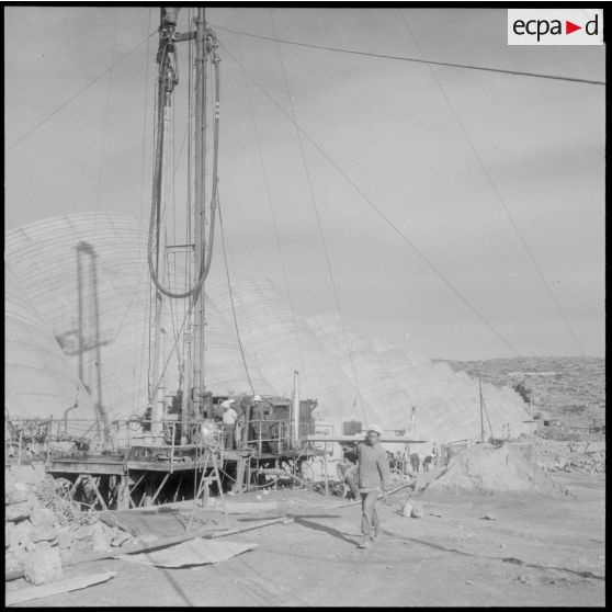 Construction du barrage du Mefrouch. Sonde forant près de la base du barrage pour consolider le sous-sol.