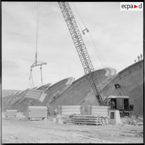 Construction du barrage du Mefrouch. Vue d'ensemble du chantier.