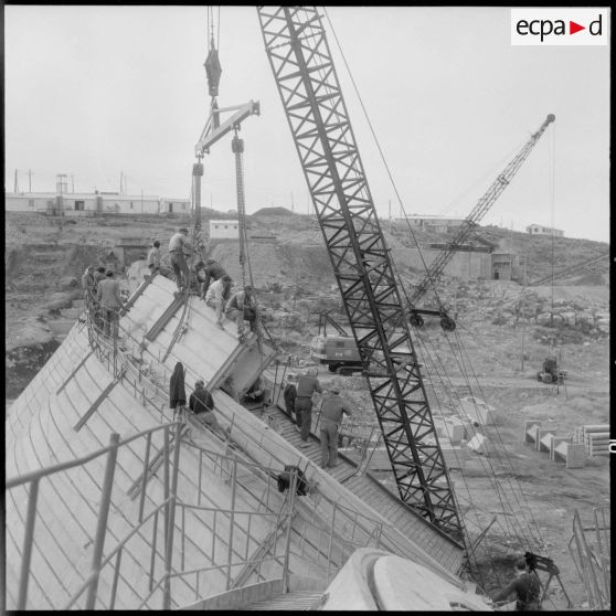 Construction du barrage du Mefrouch. Vue d'ensemble du chantier.