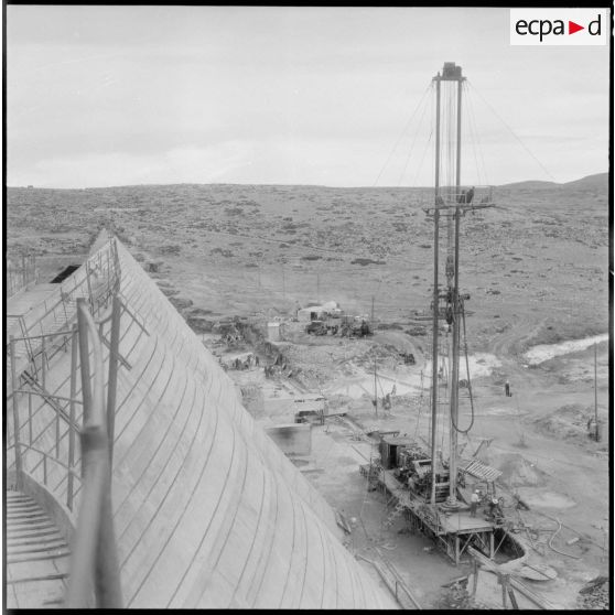 Construction du barrage du Mefrouch. Vue d'ensemble du chantier.