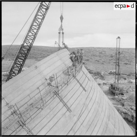 Construction du barrage du Mefrouch. Vue d'ensemble du chantier.