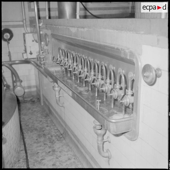 Usine de fabrication de la bière "La Gauloise". Robinets de versement de la bière dans la cuve.