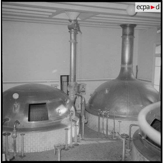 Usine de fabrication de la bière "La Gauloise". Cuves.