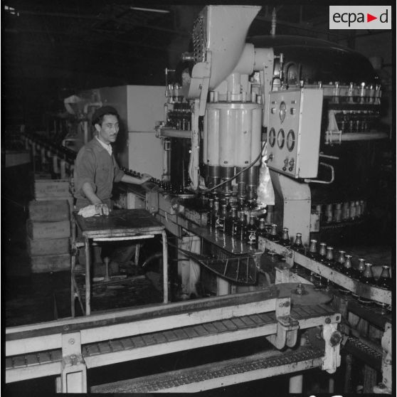 Usine de fabrication de la bière "La Gauloise". Surveillance des machines de mise en bouteille..