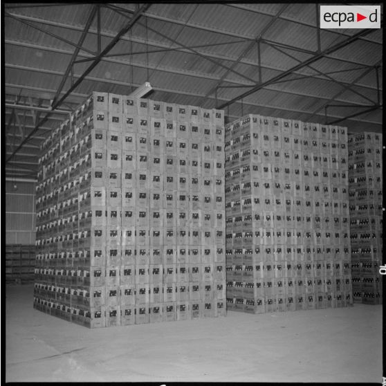 Usine de fabrication de la bière "La Gauloise". Des caisses de bière.