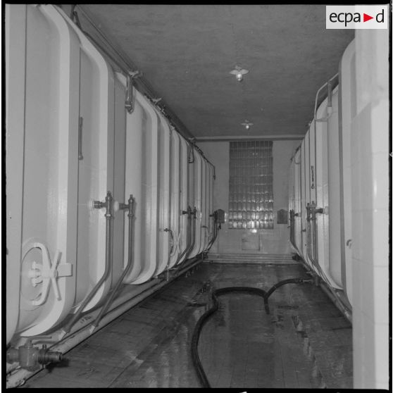Usine de fabrication de la bière "La Gauloise". Cuves de stockage.