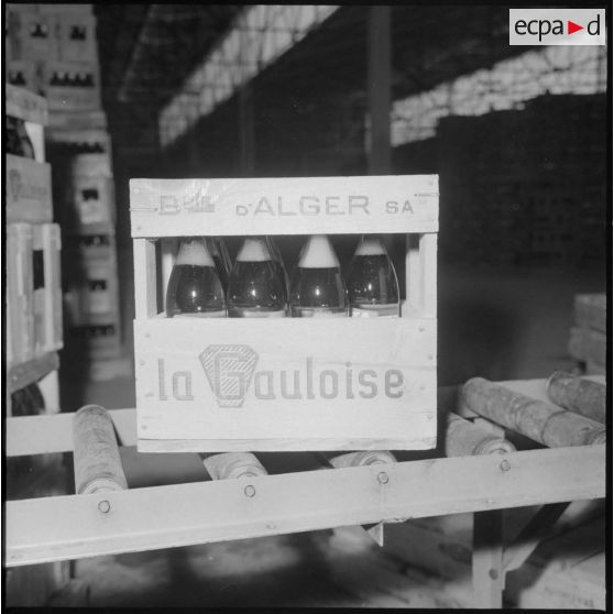 Usine de fabrication de la bière "La Gauloise". Caisse de bière.