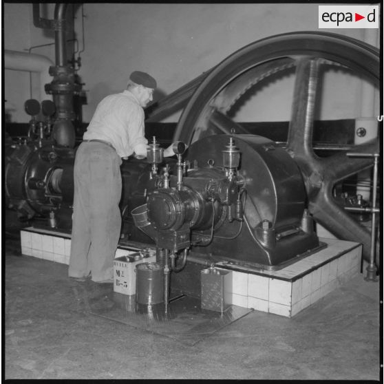 Usine de fabrication de la bière "La Gauloise". Dynamo de l'usine.
