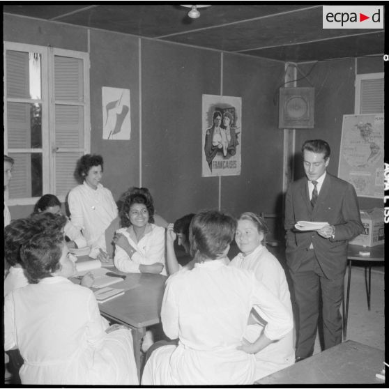 Rouïba. Stage de perfectionnement EMSI (équipe médico-sociale itinérante). Conférence par monsieur l'Administrateur du groupe d'Action culturelle, sur l'emploi des marionnettes comme moyen d'éducation.