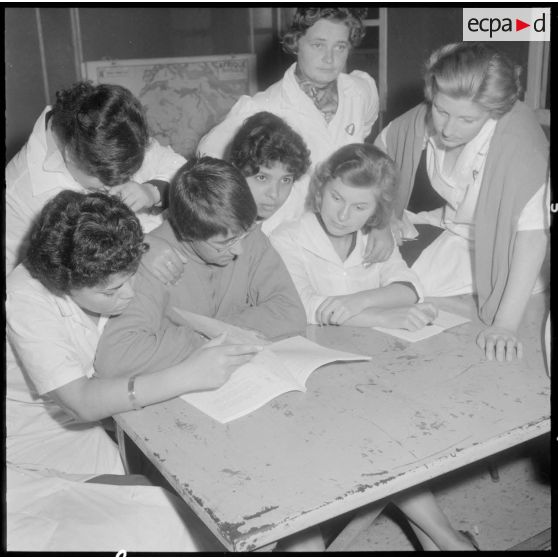 Rouïba. Stage de perfectionnement EMSI (équipe médico-sociale itinérante). Conférence par monsieur l'Administrateur du groupe d'Action culturelle, sur l'emploi des marionnettes comme moyen d'éducation.