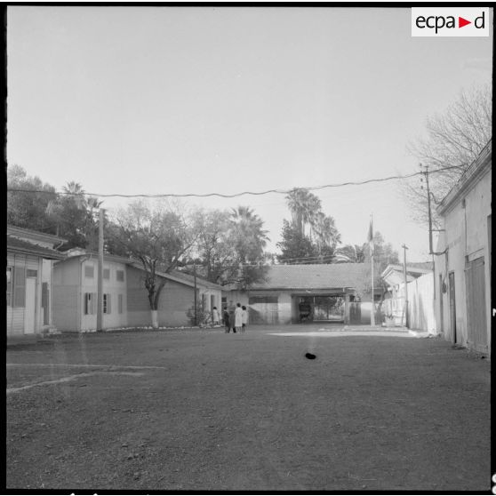 Rouïba. Stage de perfectionnement EMSI (équipe médico-sociale itinérante). Cour intérieure et logement.