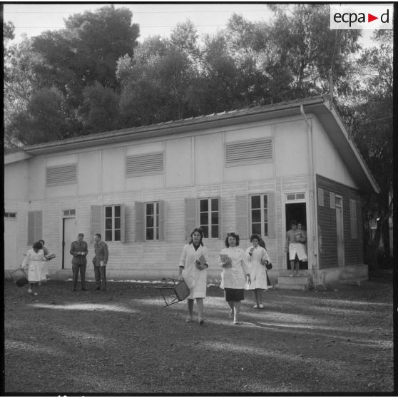 Rouïba. Stage de perfectionnement EMSI (équipe médico-sociale itinérante). Sortie de la salle de cours.