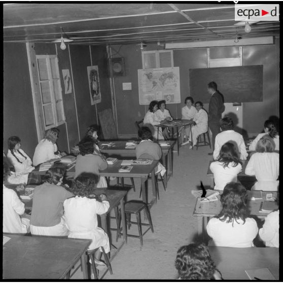 Rouïba. Stage de perfectionnement EMSI (équipe médico-sociale itinérante). Improvisation d'un sketch sur un problème rencontré en cours de mission.