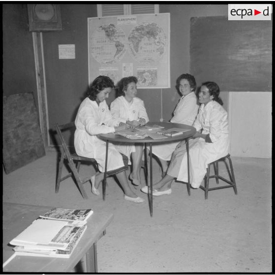 Rouïba. Stage de perfectionnement EMSI (équipe médico-sociale itinérante). Improvisation d'un sketch sur un problème rencontré en cours de mission.