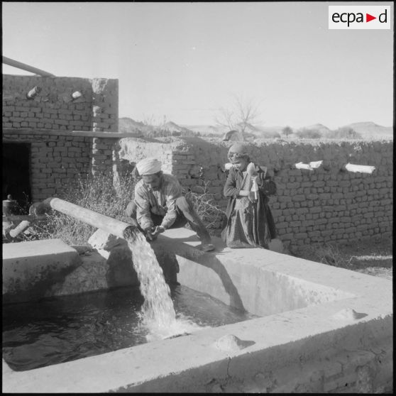 Lagouat. Puits moderne avec pompe.