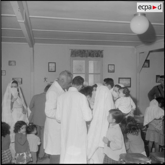 Maison Carrée. Les personnels de santé s'entretiennent avec les patients.