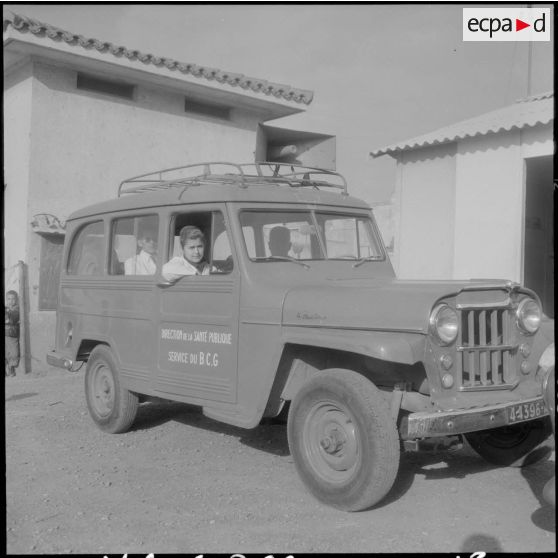 Maison Carrée. L'équipe médicale dans leur voiture.