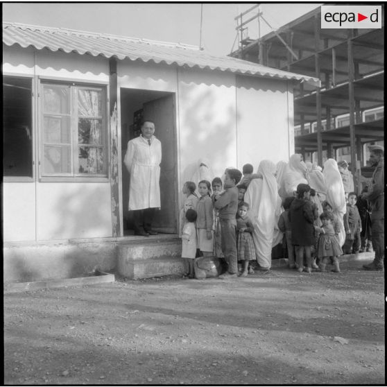 Maison Carrée. Attente des patients devant le centre médical pour recevoir le vaccin BCG.