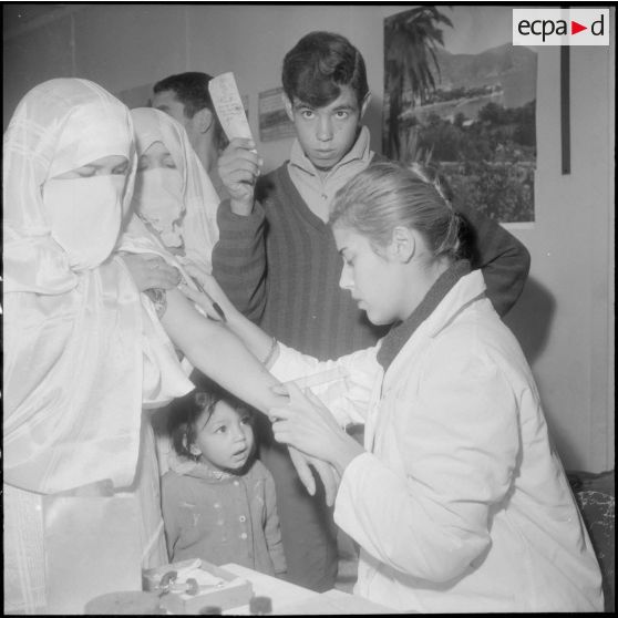 Maison Carrée. Une infirmière vaccine au BCG une femme.