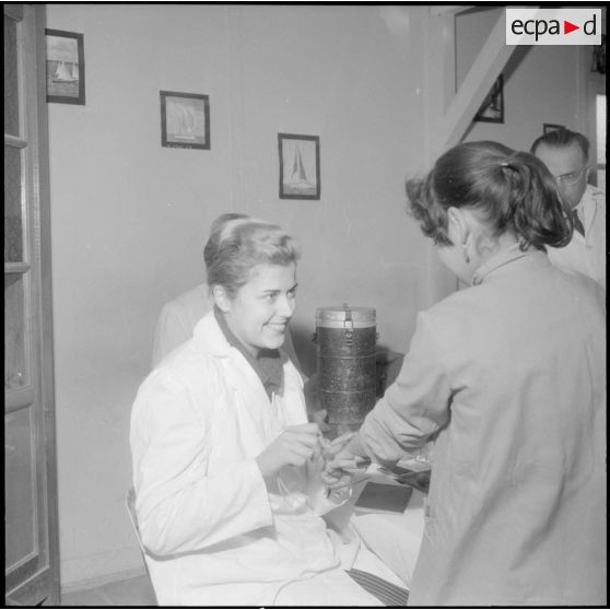 Maison Carrée. Une infirmière vaccine une jeune fille.