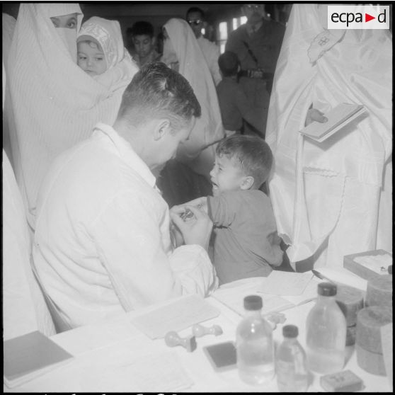Maison Carrée. Un infirmier vaccine au BCG un enfant qui pleure.