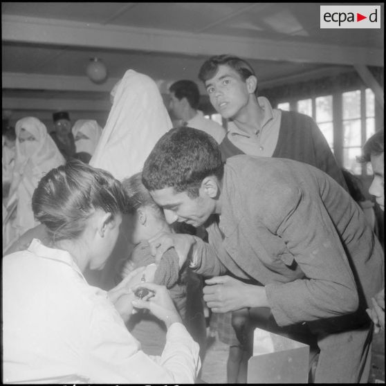 Maison Carrée. Une infirmière vaccine au BCG un enfant.