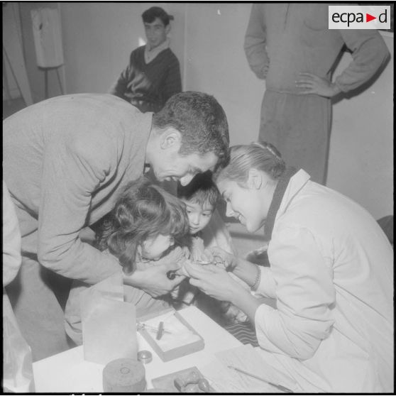 Maison Carrée. Une infirmière vaccine au BCG une enfant.