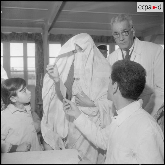 Maison Carrée. Un professionnel de santé donne un papier à une femme.