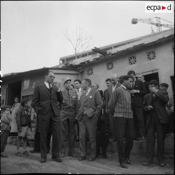 Alger. Les journalistes avec le capitaine de Germiny à la rencontre des habitants.