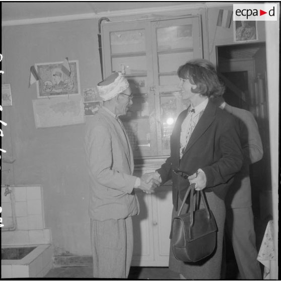 Alger. Une représentante de la caisse d'équipement saluant un ancien combattant.