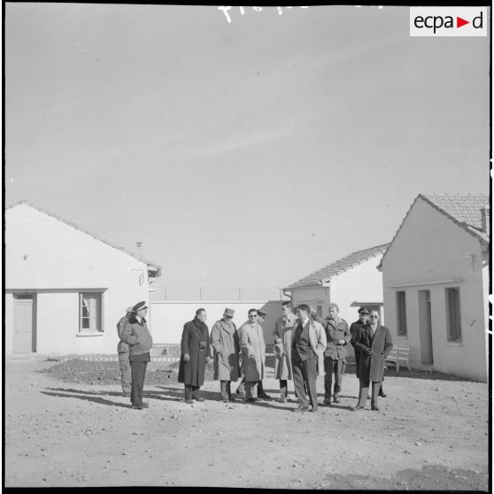Voyage d'information de l'Institut des hautes études de la Défense nationale (IHEDN). Visite d'Aïn Bessem.