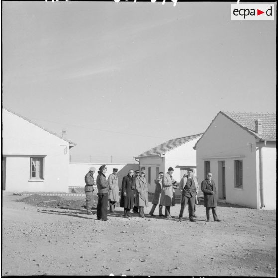 Voyage d'information de l'Institut des hautes études de la Défense nationale (IHEDN). Visite d'Aïn Bessem.