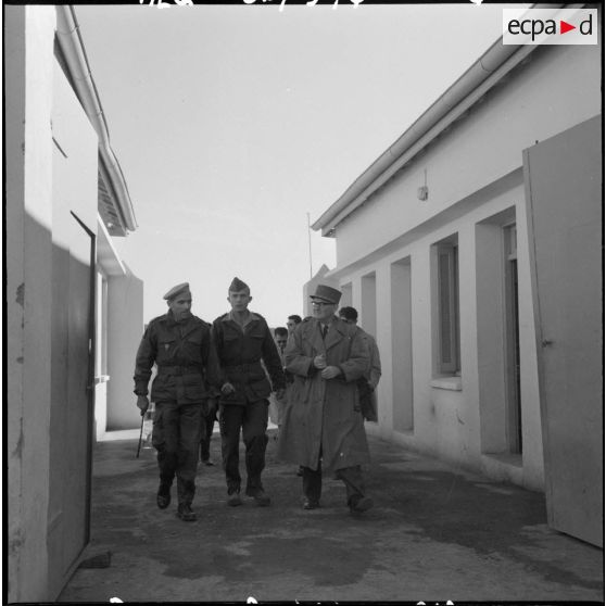 Voyage d'information de l'Institut des hautes études de la Défense nationale (IHEDN). La délégation à Aïn Bessem.