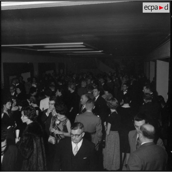 Gala à l'opéra d'Alger, au profit du mouvement de solidarité féminine. L'assistance à l'entracte.