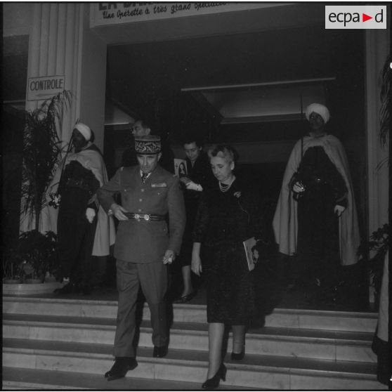 Gala à l'opéra d'Alger, au profit du mouvement de solidarité féminine. Sortie des personnalités militaires et civiles.