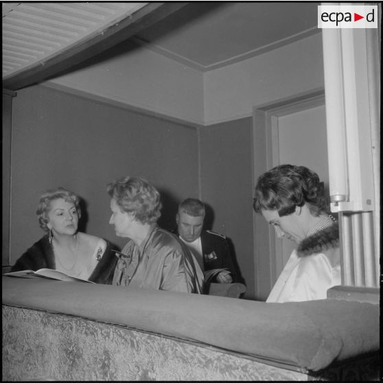 Gala à l'opéra d'Alger, au profit du mouvement de solidarité féminine. Les personnalités dans leurs loges.