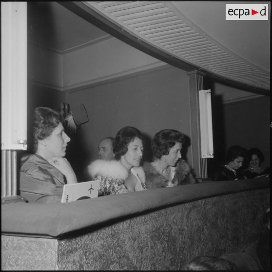Gala à l'opéra d'Alger, au profit du mouvement de solidarité féminine. Les personnalités dans leurs loges.