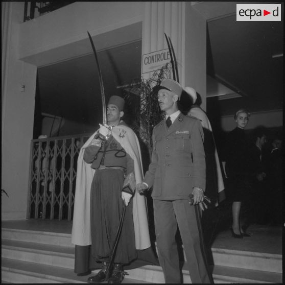 Gala à l'opéra d'Alger, au profit du mouvement de solidarité féminine. Garde d'honneur.