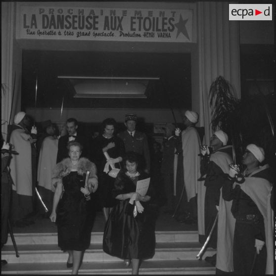 Gala à l'opéra d'Alger, au profit du mouvement de solidarité féminine. Nafissa Sid Cara, le général et madame Crépin.