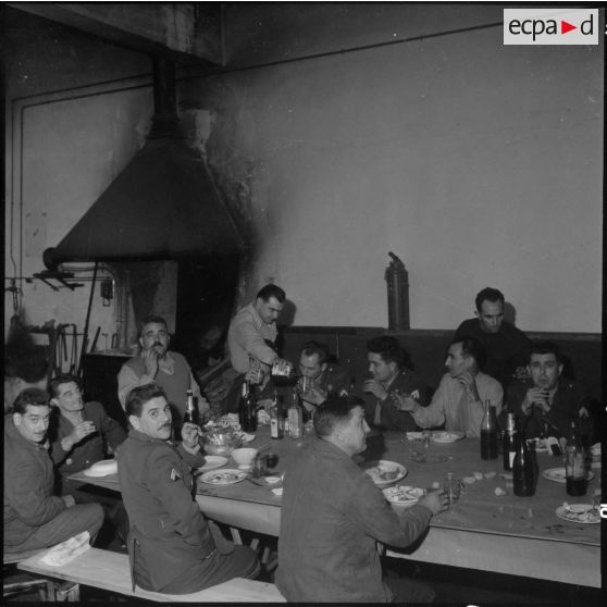 Alger. Service Auto au groupement de la gendarmerie. Fête de la Saint-Eloi. Repas.