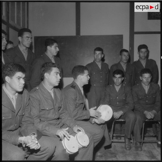 Chorale d'un centre de formation de la jeunesse algérienne (CFJA). L'ensemble rythmique.